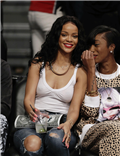 Rihanna លេងអាវយឺតស្តើង អត់ពាក់អាវក្នុង ទៅមើលការប្រកួត បាល់បោះ ទាក់ភ្នែកទស្សនិកជន