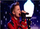Justin Bieber បង្ហើយសំនៀងនៅលើឆាក នៃកម្មវិធី The X Factor� UK