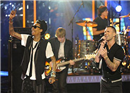 Maroon 5 សម្ដែងបទថ្មីជាមួយតារា Rap Wiz Khalifa