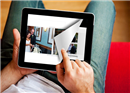 បុរស​ញៀន iPad ប្រយ័ត្ន 