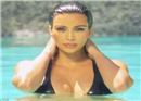 បង្ហាញដើមទ្រូងដ៏ធំ ជាមួយ 'Bikini' ហែលទឹក!