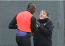 Balotelli និង Mancini រករឿងវាយគ្នា ក្នុងលានហ្វីកហាត់ របស់ ManCity