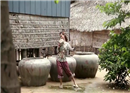 សុគន្ធ នីសា អត់មេក្រូច្រៀង ទៅច្រៀងដាក់ពាងវិញ (មានវីដេអូ)