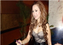 កែវ នីសា លេច​មុខ​ក្នុង​ឈុត​ខារ៉ាអូខេ បទ 