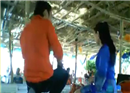 វីដេអូ៖ កំពុង​តែ​ពីរោះ​ផង...! ស្រាប់​តែ​បាក់​រោង​ប្រាវ​សង្កត់​អ្នក​ច្រៀង