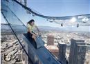 SkySlide ផ្លូវ​ជម្រាល​កញ្ចក់ ដ៏​រំជើប​រំជួល និង​​ស្រាវ​ស្រើប នៅ Los Angeles