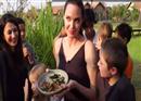 ឡូយម៉េស! Angelina Jolie រៀនចម្អិនម្ហូបខ្មែរ ទំនងខ្លាំងណាស់!